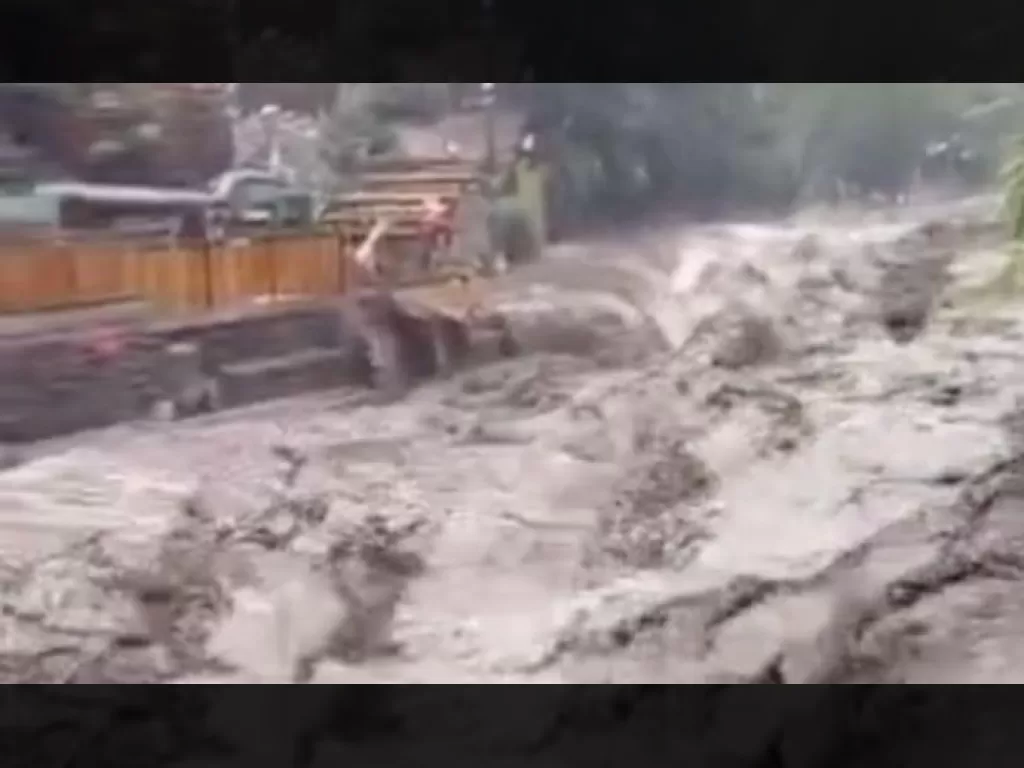 Banjir Bandang Sabtu Petang Sapu Guci Wisata Tegal: Kolam Air Panas Hilang, Ditutup Total!